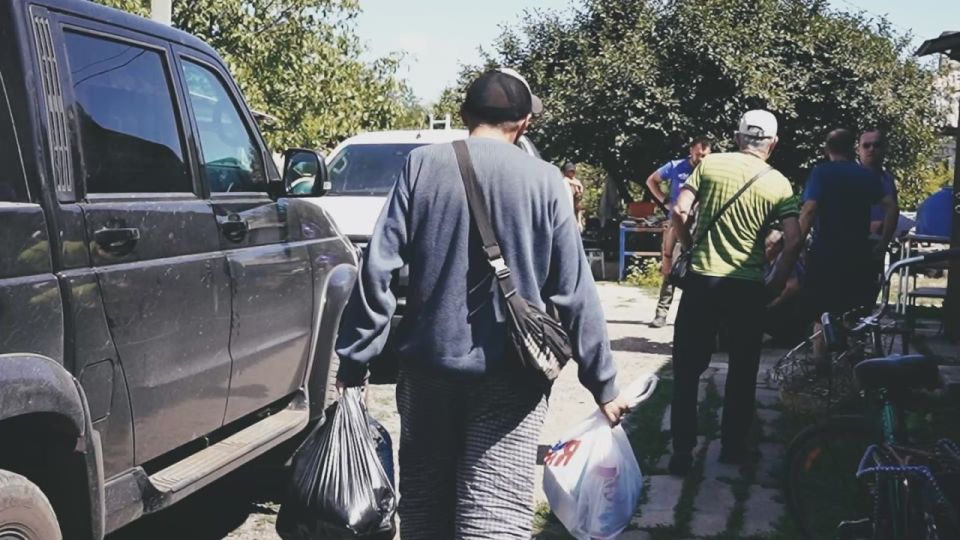 Волонтёры передали наборы первой необходимости жителям посёлка Горняк