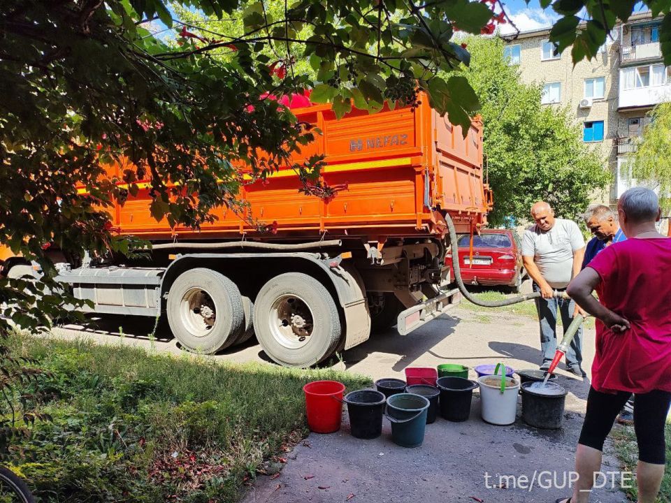 ГРУЗОВЫЕ АВТОМОБИЛИ «ДОНБАССТЕПЛОЭНЕРГО» ОБОРУДУЮТ ЕМКОСТЯМИ ДЛЯ ДОСТАВКИ ВОДЫ, НЕОБХОДИМОЙ ДЛЯ ЗАПОЛНЕНИЯ ТЕПЛОСЕТЕЙ НАКАНУНЕ СТАРТА ОТОПИТЕЛЬНОГО СЕЗОНА