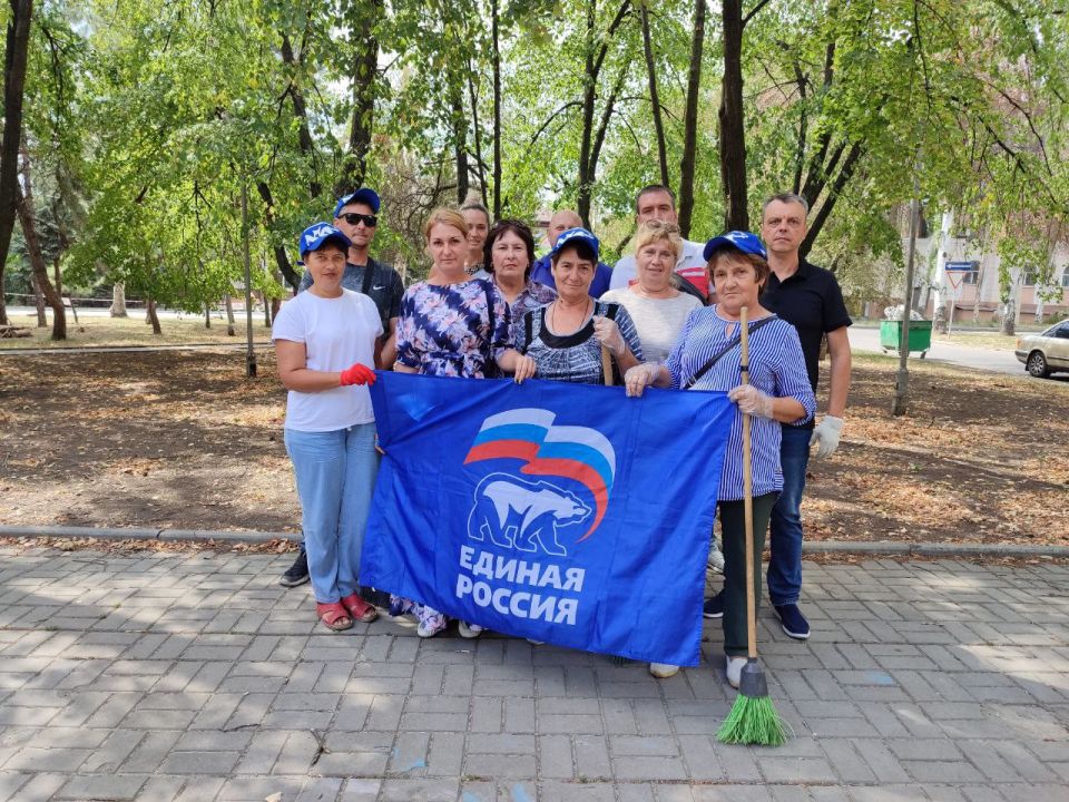 Василий Ткачук: Сегодня, 14 августа, в рамках партийных проектов "Чистая страна", "Школа ЖКХ" Всероссийской политической партии «Единая Россия» сотрудники Управы Калининского внутригородского района Администрации городского...