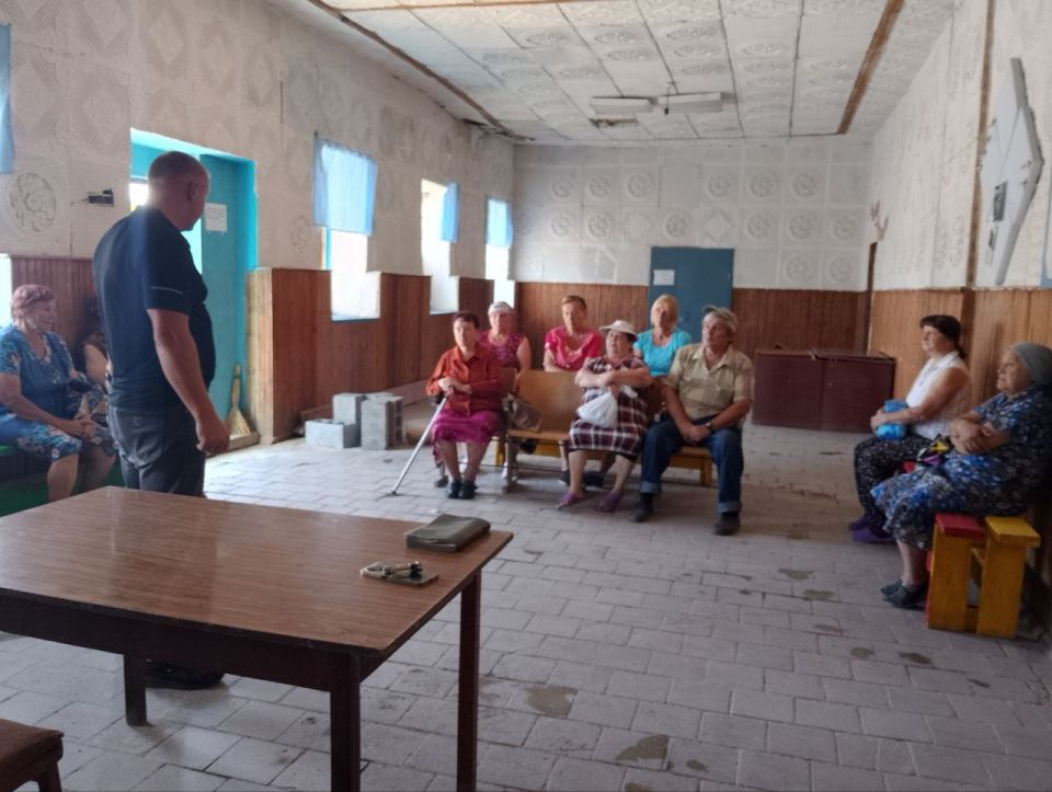 14 августа начальник Коммунаровского отдела Кистенюк Владимир Валериевич провел встречу с жителями села Песчаное