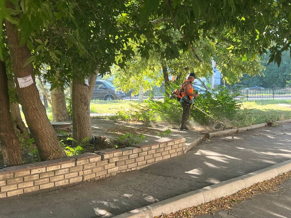 В Ленинском районе г. Донецка прошла акция «Чистый четверг», в которой приняли участие коммунальные службы Ленинского района