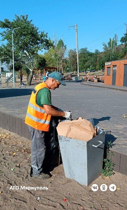 Коммунальщики продолжают регулярно очищать от мусора пляжные зоны Мариуполя