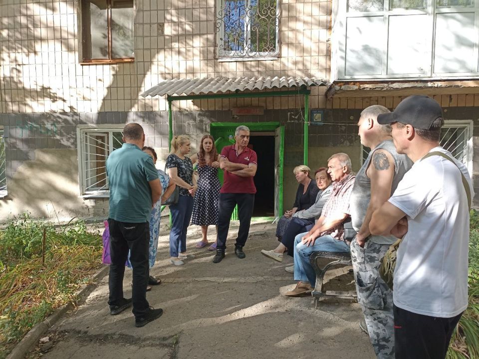 По поручению Главы ДНР Дениса Пушилина в Ворошиловском внутригордском районе продолжаются встречи с населением