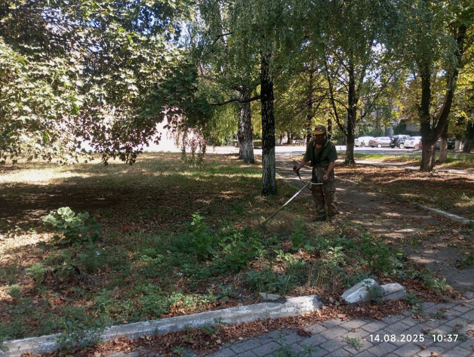 Сергей Желновач: С целью улучшения санитарного состояния и благоустройства городского округа Дебальцево, работниками МУП "Жилремсервис" проведены работы по покосу травы и уборке придомовой территории по ул.Ленина, 19