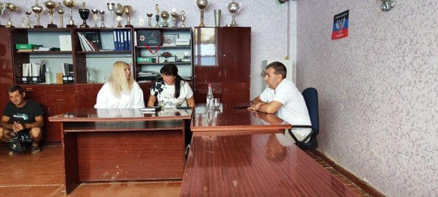 Заместитель министра спорта и туризма ДНР Тарапата Николай Витальевич провел рабочую встречу с представителями трудового коллектива спортивной школы Амвросиевского муниципального округа