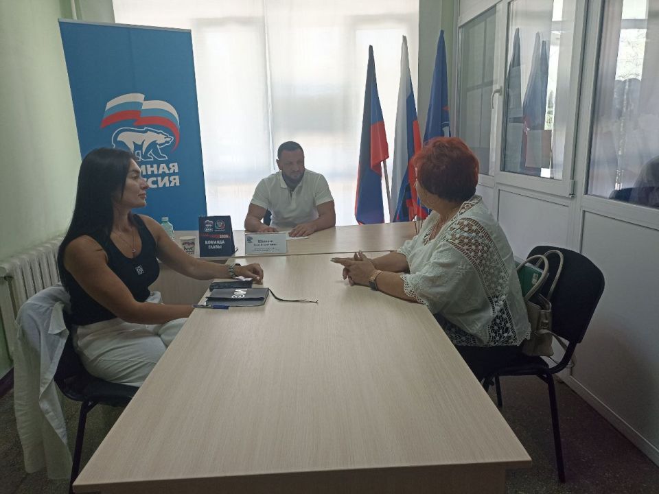 Депутат Народного Совета ДНР Денис Шапарев проыёл приём граждан в общественной приёмной Амвросиевского местного отделения Всероссийской политической партии «Единая Россия»