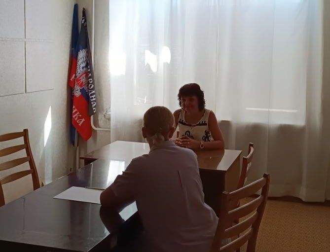 На личный приём к заместителю главы администрации Амвросиевского муниципального округа Елене Крюковой поступило обращение об оказании содействия в улучшении жилищных условий приезжим с освобождённых территорий