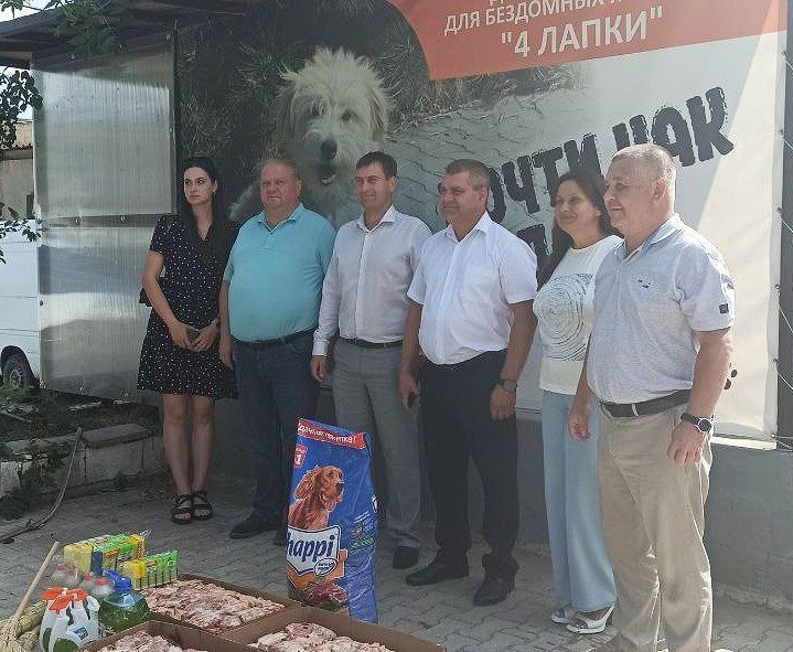 Юрий Атаманов: Забота о питомцах. В рамках акции ЕР «Лучший друг» совместно с депутатским корпусом передал сухой корм и мясо для питомцев и дезинфицирующие средства для уборки территории