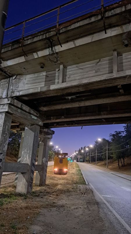 Специалисты службы энергохозяйства «Мариупольтранс» демонтировали элементы старой контактной сети на участке общей протяженностью 2.7 км