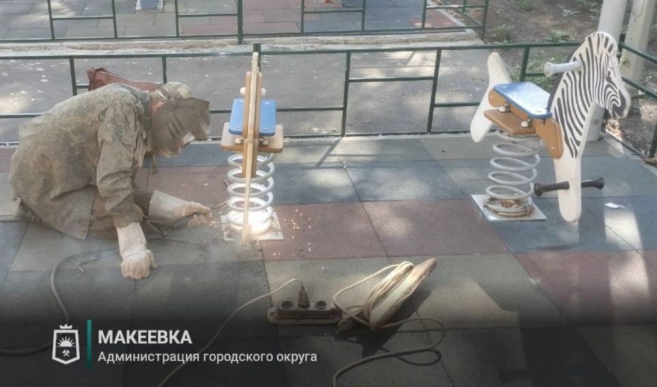 В Макеевке провели работы по ремонту игровых элементов на детской площадке