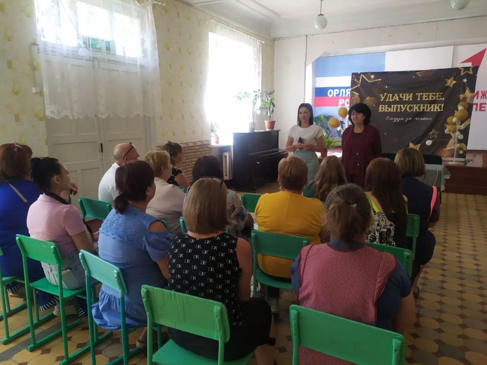 Сегодня, 14 августа, Ольга Дедух, заместитель главы администрации городского округа Торез совместно с Жанной Поповой, депутатом Торезского городского совета провела встречу с трудовым коллективом ГБОУ "Школа № 7 г.о.Торез"