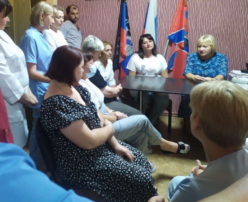 Сегодня, 14 августа, управляющий делами администрации городского округа Торез Наталья Бекетова провела встречу с трудовым коллективом ГБУ ДНР "Городская стоматологическая поликлиника г.Тореза"