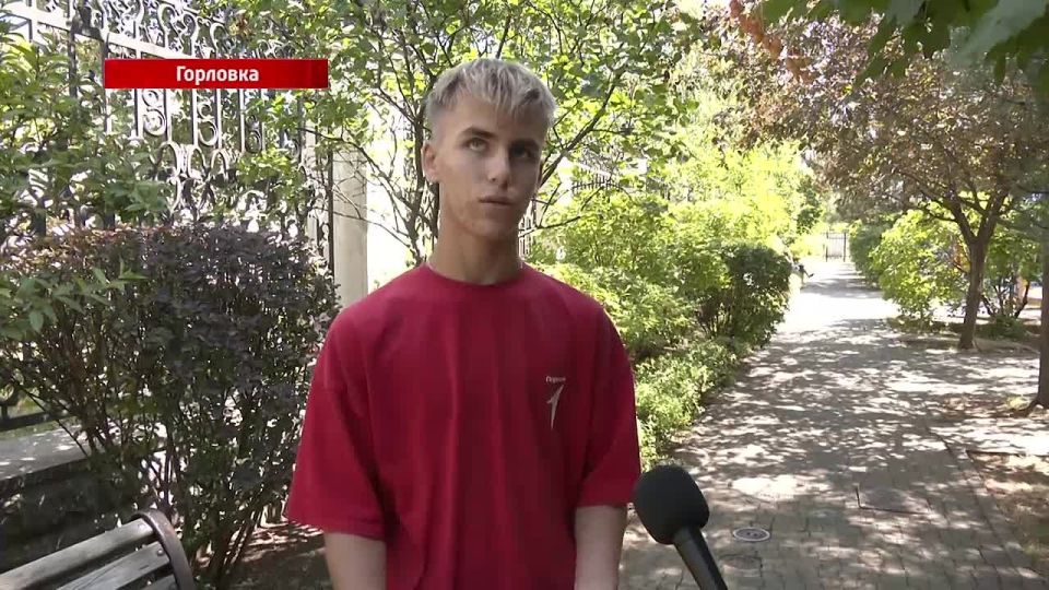 Волонтеры помогают доставлять питьевую воду нуждающимся