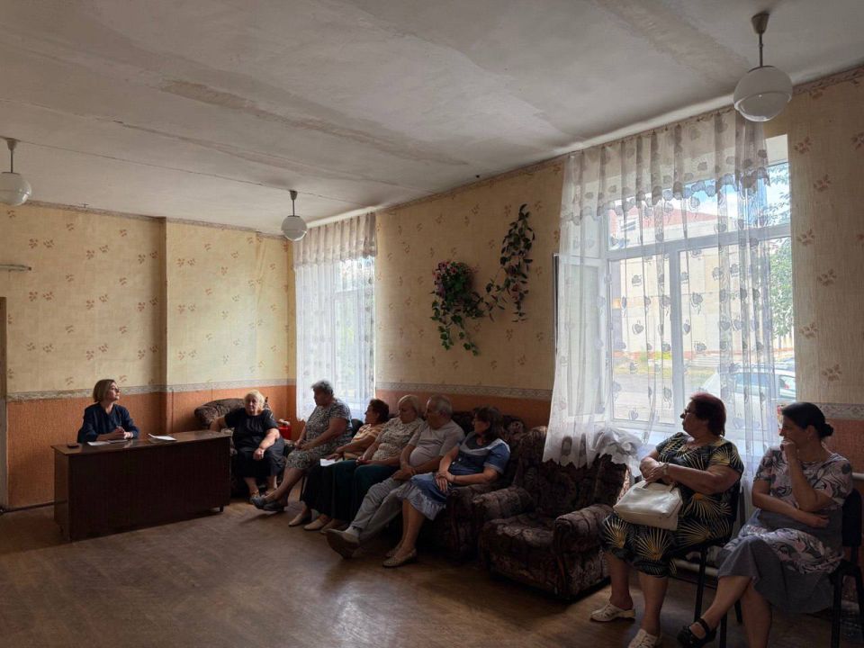 Встреча с коллективом. Управляющий делами Администрации Шахтерского муниципального округа Юлия Пономаренкопообщалась с сотрудниками ветеринарной больницы