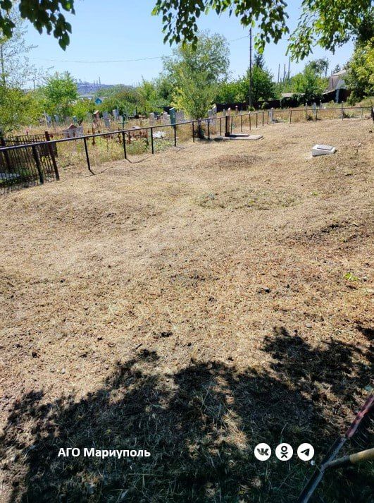 Коммунальщики благоустроили очередное ритуальное место в Мариуполе