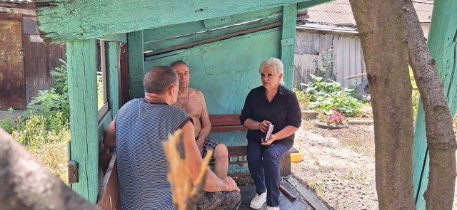 По улице Димитрова, 8 города Амвросиевка состоялась встреча с населением начальника Амвросиевского территориального отдела Светланы Тимофеевой