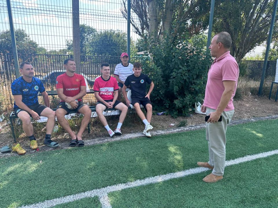 Первый заместитель Главы Администрации Новоазовского муниципального округа Олег Логвинов встретился со спортивной командой ветеранов по футболу г. Новоазовска