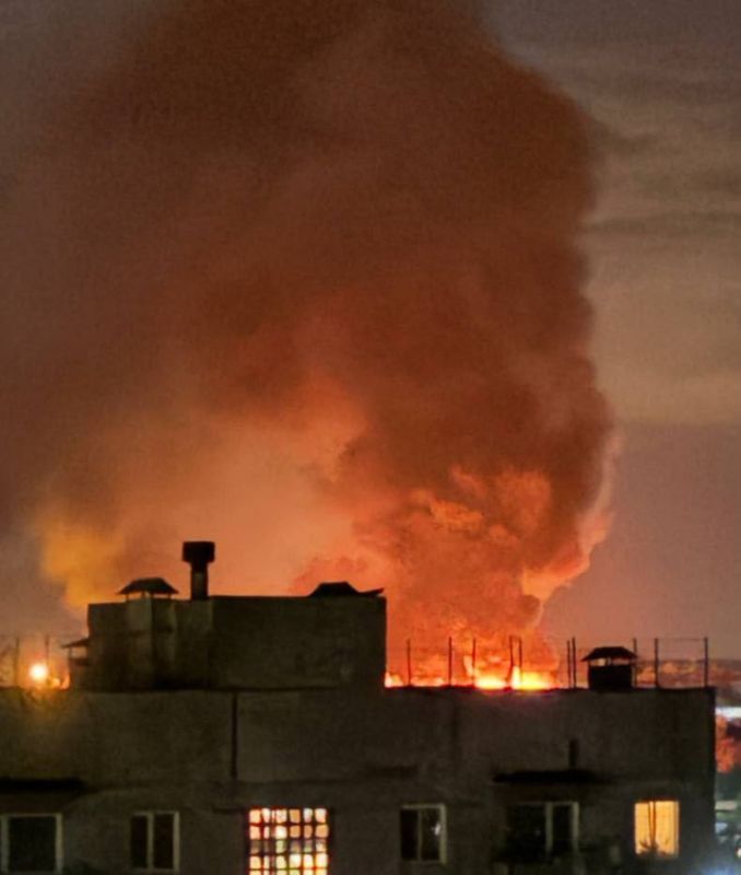 В Енакиево после атаки дрона ВСУ загорелось здание школы № 28, сообщают очевидцы