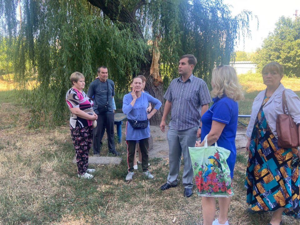 По поручению Главы ДНР Дениса Пушилина провел встречу с гражданами возле дома по улице Речная,18