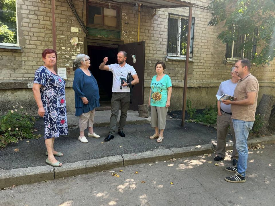 По поручению Главы ДНР Дениса Пушилина 14.08.2025 по адресу: г. Донецк, ул.Рослого,79 состоялась встреча с жителями первого заместителя руководителя Управы Ленинского внутригородского района администрации городского округа...