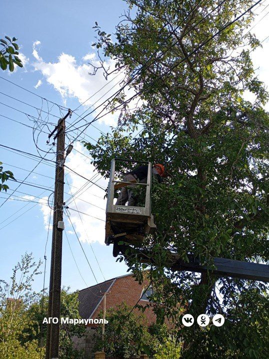 Мариупольские энергетики обезопасили 160 метров воздушных линий