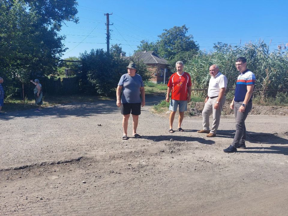 Совместно с председателем Мангушского муниципального совета Ставруловым Михаилом Валентиновичем и заместителем Главы администрации Чекаловым Михаилом Васильевичем депутат Мангушского муниципального совета, член фракции...