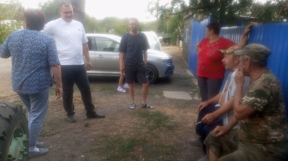 После встречи с жителями с. Покровка начальник Металлистовского территориального отдела Николай Алехин встретился с населением с. Русско-Орловка