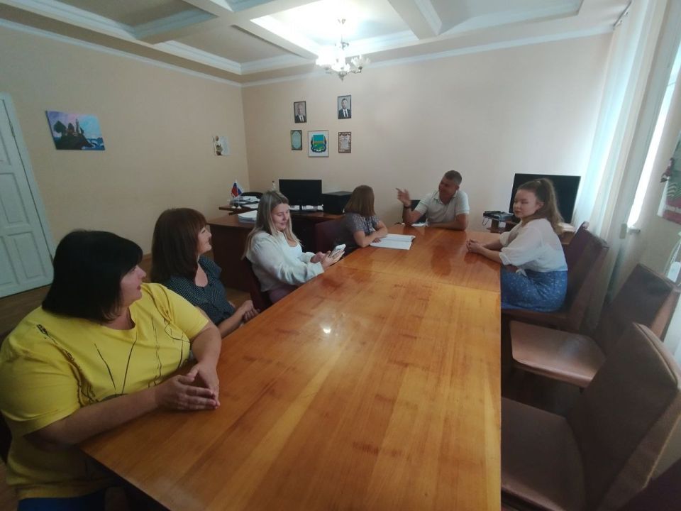 14 августа начальник Старобешевского территориального отдела Администрации Старобешевского муниципального округа Артем Ляшов провел встречу с трудовым коллективом Отделения филиала фонда «Защитники Отечества»