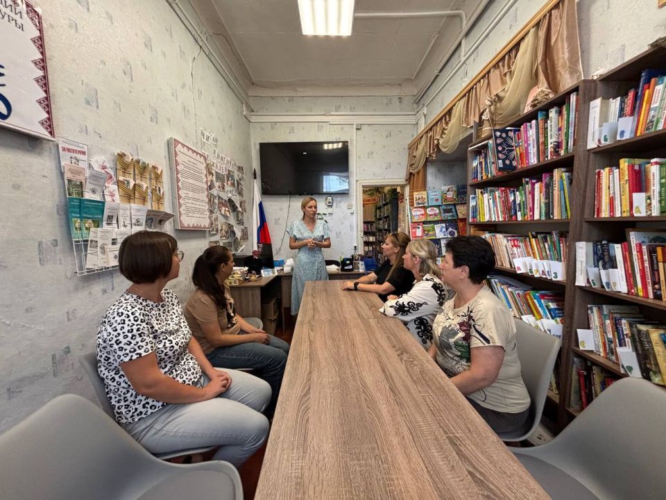 Сегодня депутат Тельмановского муниципального совета Юлия Линник провела встречу в трудовом коллективе МБУ «Тельмановская ЦБС»