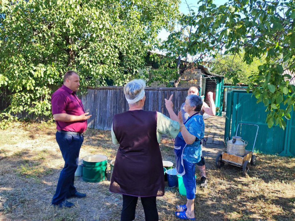 Сегодня, 14 августа, по поручению Главы Республики Дениса Пушилина Председатель Торезского городского совета Александр Казмерчук лично проконтролировал подвоз воды населению по ул. Эстонская и Литовская