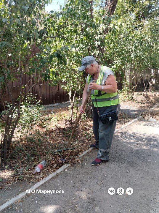Мариупольские коммунальщики провели комплексную уборку еще девяти придомовых территорий