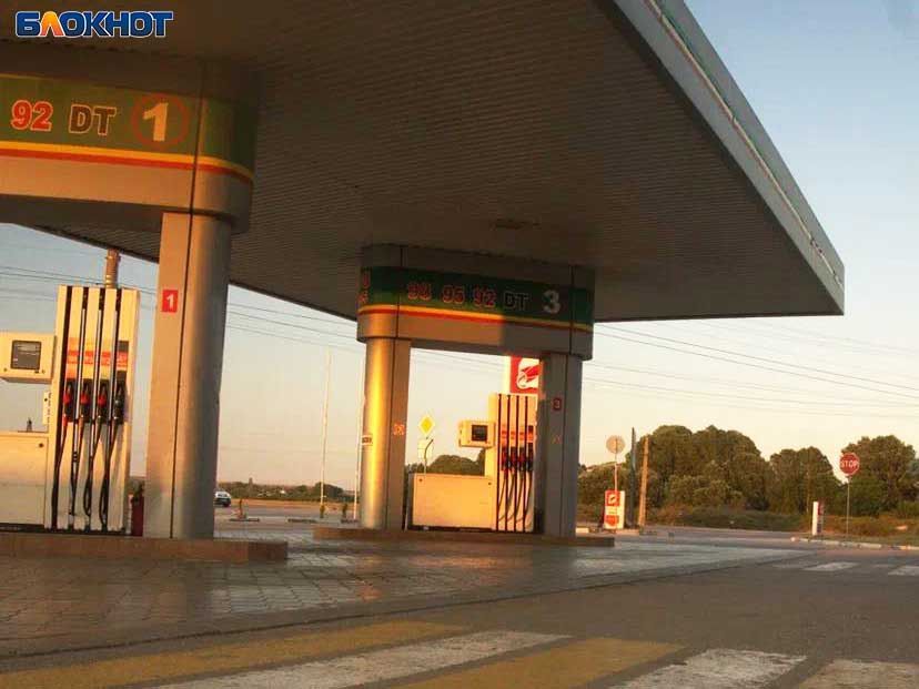 Отпуска, биржа да обстрелы: почему в ДНР дорожает бензин