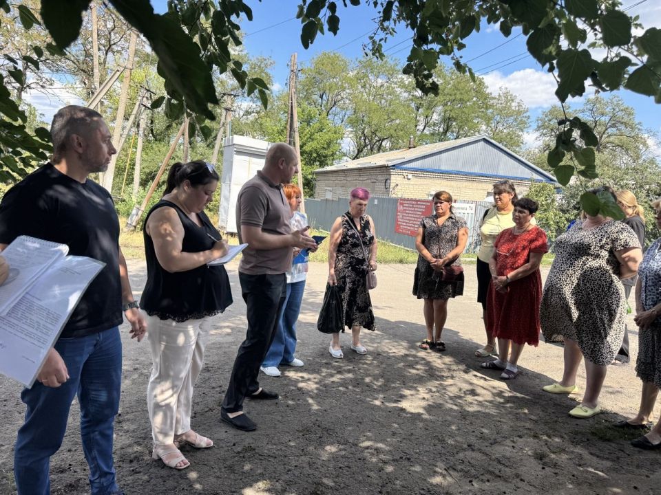 Депутаты Народного Совета ДНР Марина Каплянок и Юрий Афендиков вместе с заместителем главы Администрации городского округа Макеевка Евгением Марченко провели сход граждан с жителями поселка городского типа Ясиновка