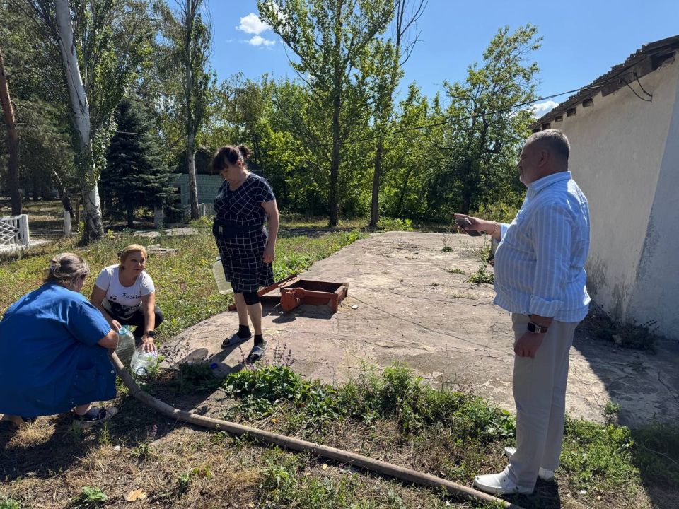 Сегодня, 14 августа, по поручению Главы Республики Дениса Пушилина, депутат Торезского городского совета Виктор Еремченко лично присутствовал при подвозе воды по адресу: улица П. Ангелиной, д.10