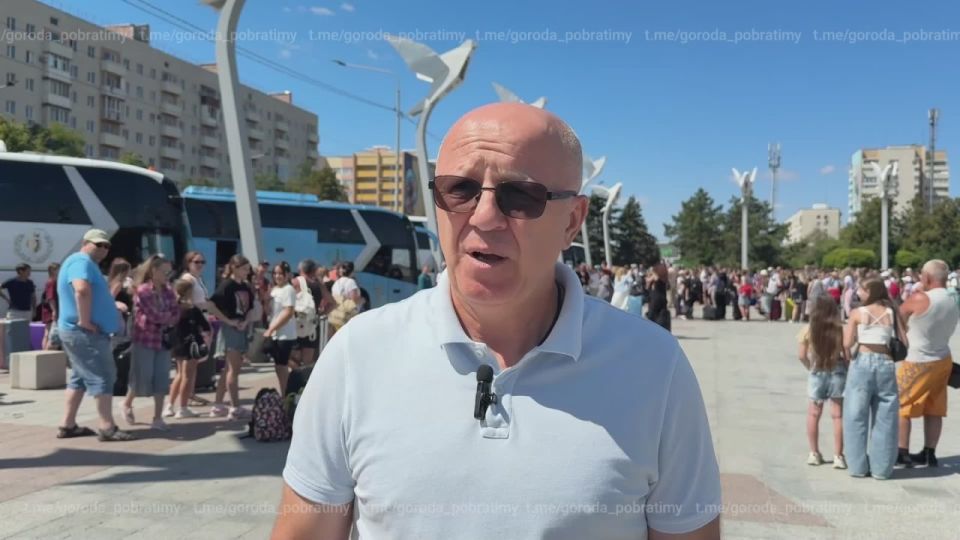 Школьники Мариуполя отправились в Петербург на пятую летнюю смену в лагерь «Дружных»