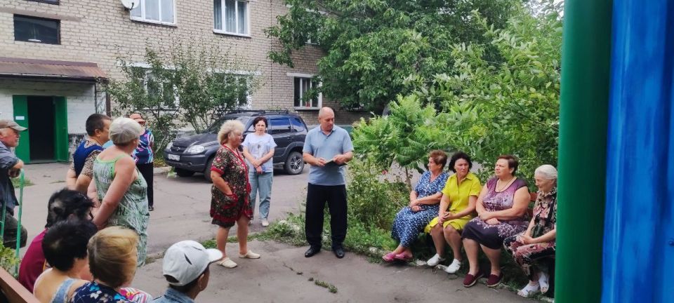 Сегодня, 14 августа, заместитель главы администрации городского округа Торез Александр Ставицкий провел встречу с населением по адресу: ул. Баумана, д. 5