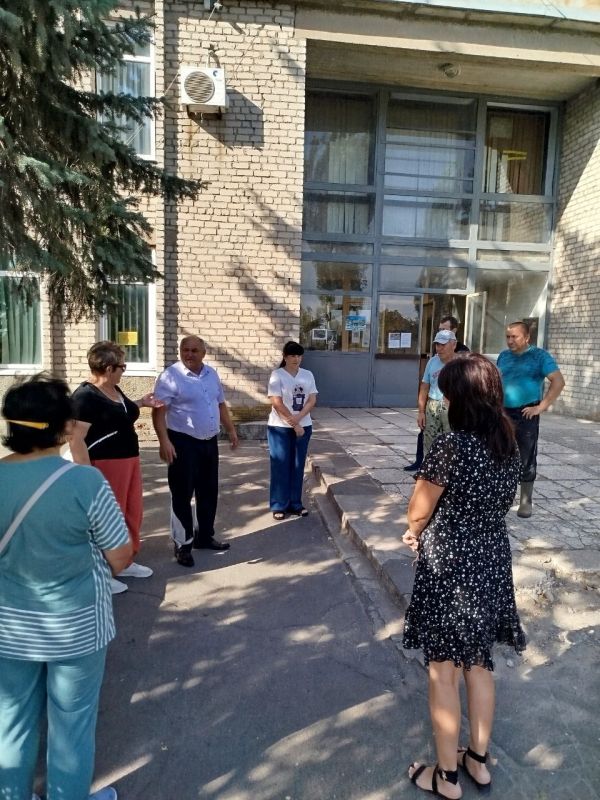 В пгт Ялта состоялась встреча с жителями, которую провел начальник Ялтинского территориального отдела Администрации Мангушского муниципального округа Спахи Сергей Леонидович