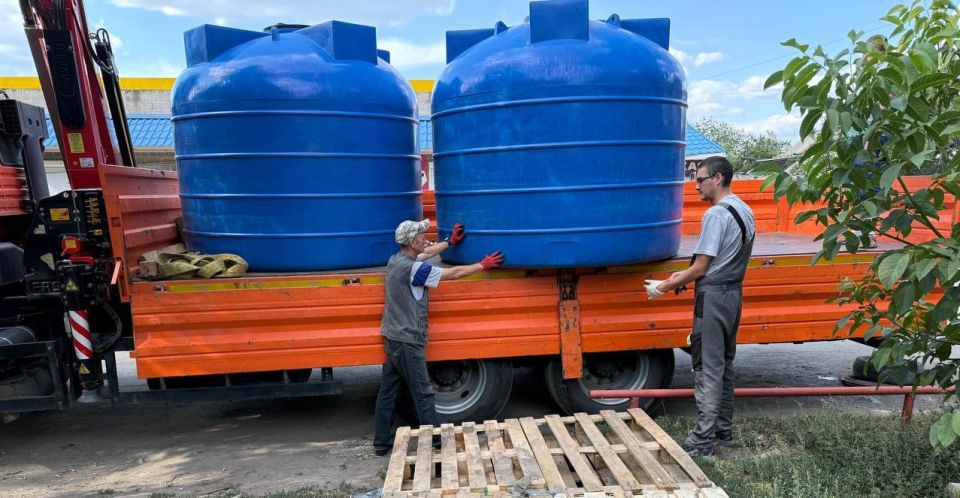 Юрий Будрин: Сегодня, 15 августа 2025 года, по поручению Главы Республики Дениса Пушилина, в Кировском районе города Донецка было установлено еще 6 ёмкостей для обеспечения водой жителей