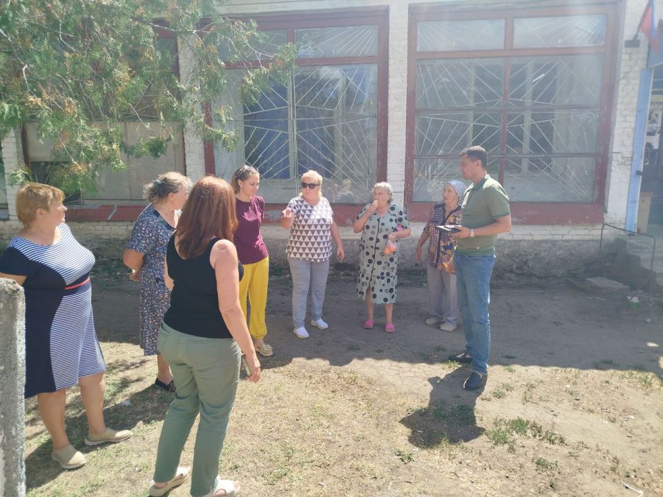 15 августа заместитель главы Администрации Старобешевского муниципального округа Юрий Манжелеев провел встречу с жителями села Победа