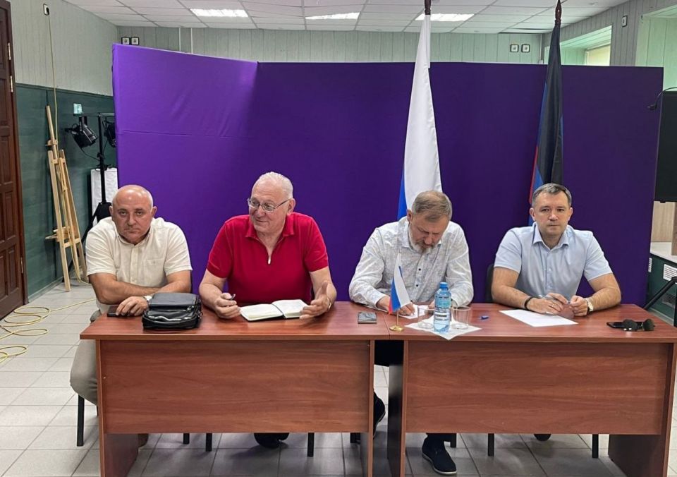 Заместитель Председателя Народного Совета ДНР Николай Сытов вместе с руководителем фракции КПРФ в Народном Совете ДНР Борисом Литвиновым встретились с жителями Мангуша