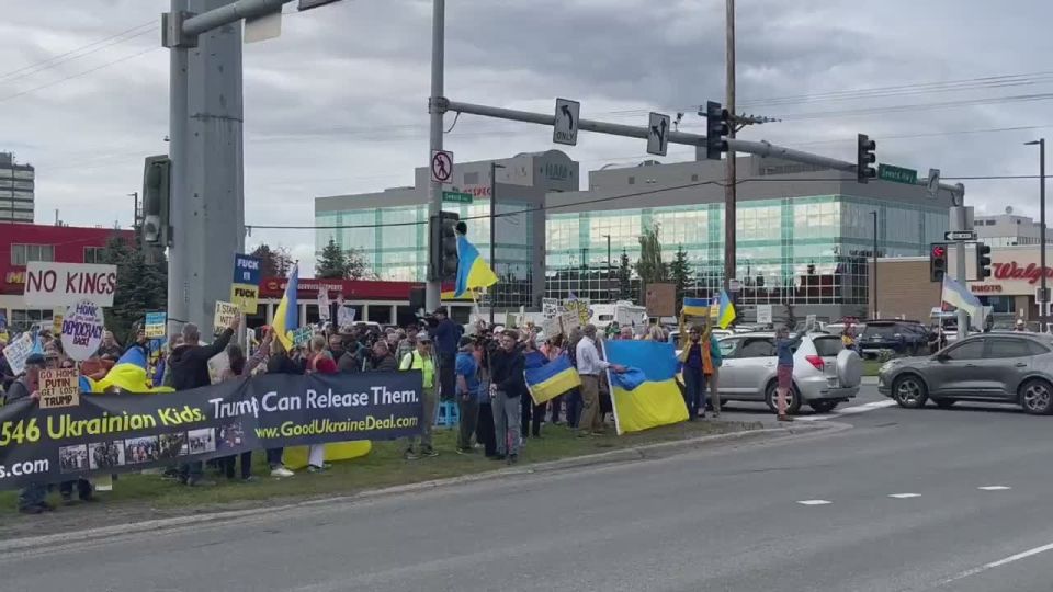 Тем временем, на Аляске "патриоты" Украины протестуют против встречи Путина и Трампа и требуют продолжения войны до "перемоги"