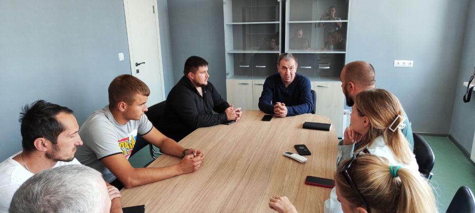 В Волновахе 13 августа заместитель министра спорта и туризма Донецкой Народной Республики Николай Тарапата по поручению Главы ДНР Дениса Пушилина провел встречу с представителями трудовых коллективов спортивной школы...