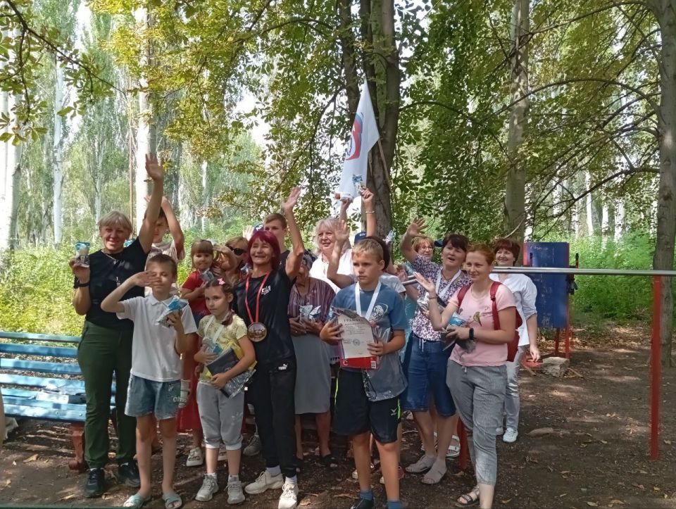 Любовь к физической культуре и спорту собрала сегодня в парке представителей разных возрастов и профессий