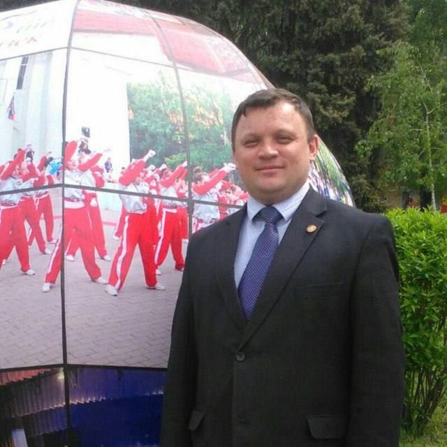 Сегодня День Рождения празднует исполняющий обязанности начальника Управления образования Администрации городского округа Харцызск Николай Осипов!