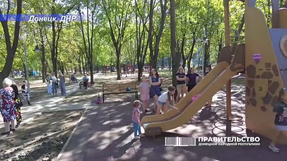 Врио Председателя Правительства ДНР Андрей Чертков в сопровождении главы муниципалитета Алексея Кулемзина посетил реконструированный сквер в Калининском районе Донецка