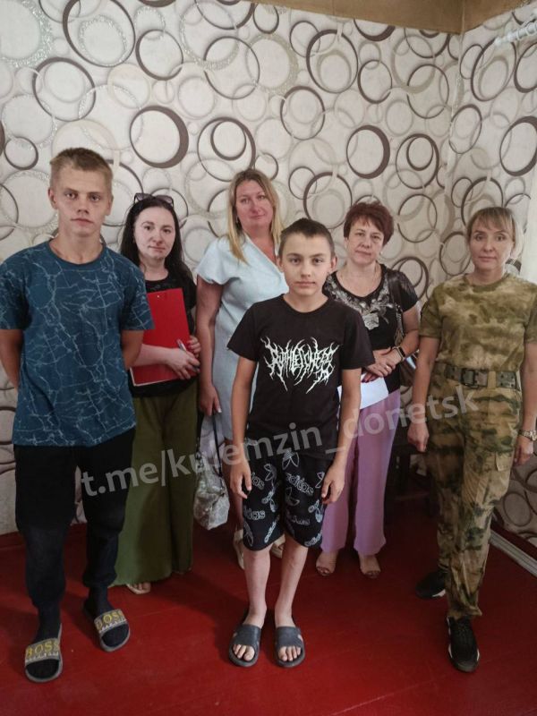 Сегодня отделом опеки и попечительства № 9 администрации Донецк совместно с сотрудниками УМВД России «Донецкое», филиала № 5 «Республиканский центр по предоставлению мер социальной поддержки» Пролетарского района, отдела № 3...