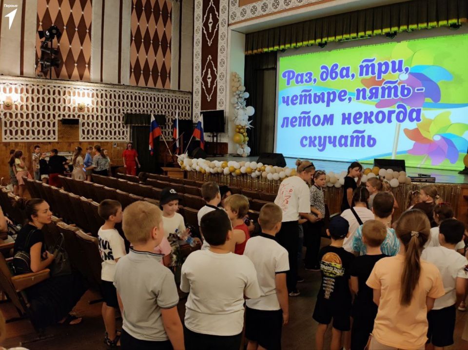 Лето продолжается!. Сегодня для детей нашего города день начался с бодрой зарядки, которую провели Первые