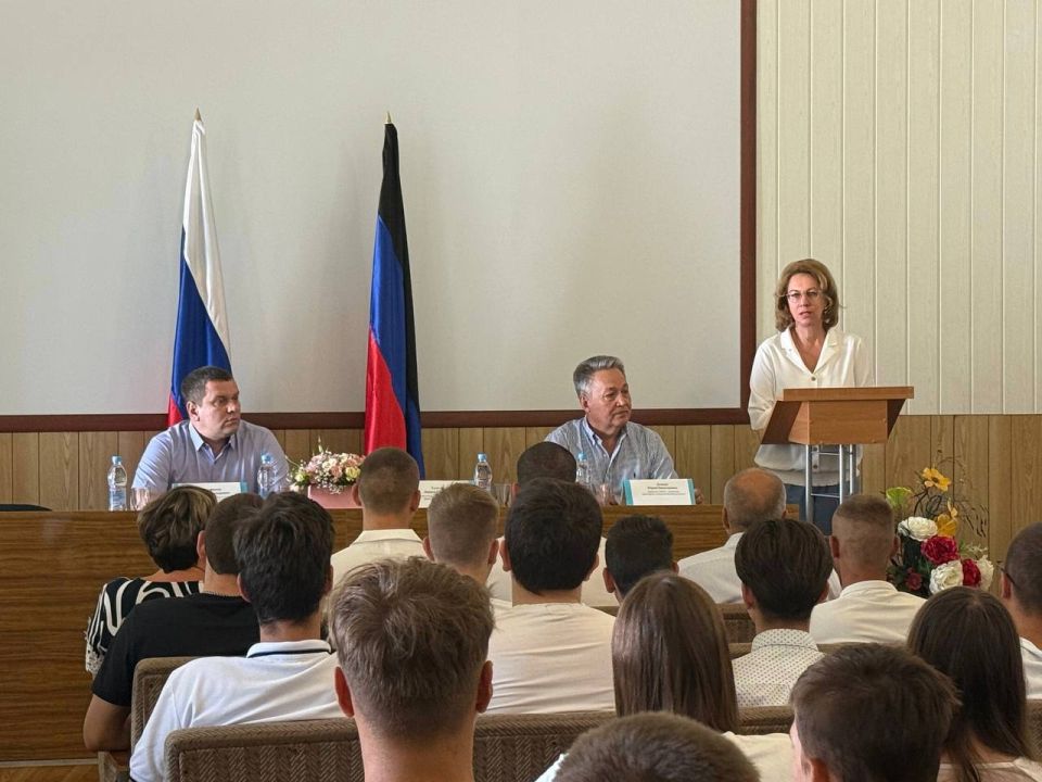 Лариса Толстыкина: Совместно с министром образования и науки ДНР Олегом Владимировичем Трофимовым встретились со студентами и трудовым коллективом Донецкого транспортно-технологического колледжа