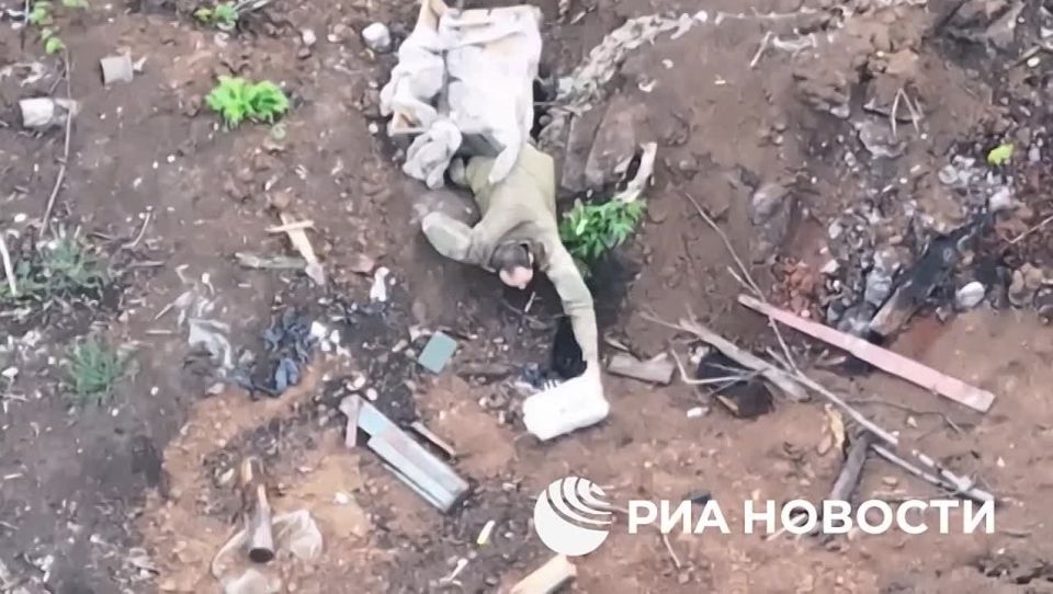 Десантники 98-й воздушно-десантной дивизии уничтожают ВСУ в бетонных укреплениях за Часовым Яром в Донбассе