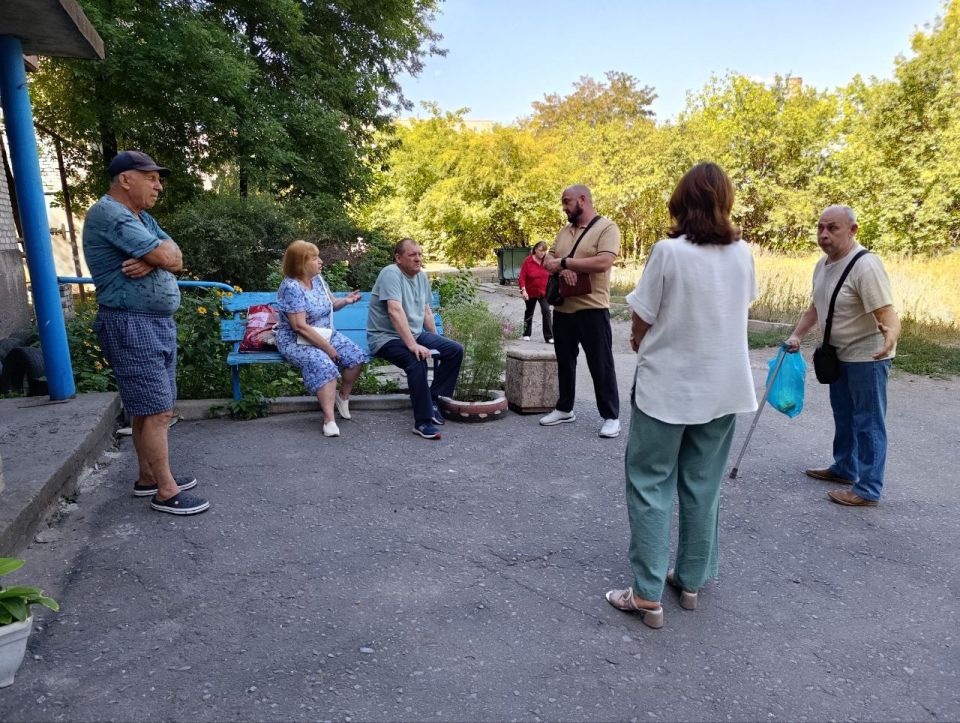14 августа в Червоногвардейском районе депутат Макеевского городского совета Сергей Щетинин провел встречу с жителями жилого массива Горького во дворе д. 73 по улице Кронштадтской